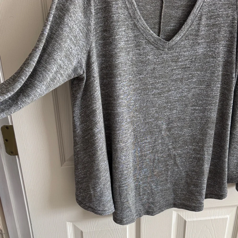 Aerie Heather Gray V-Neck Long Sleeve Top - Picture 3 of 4